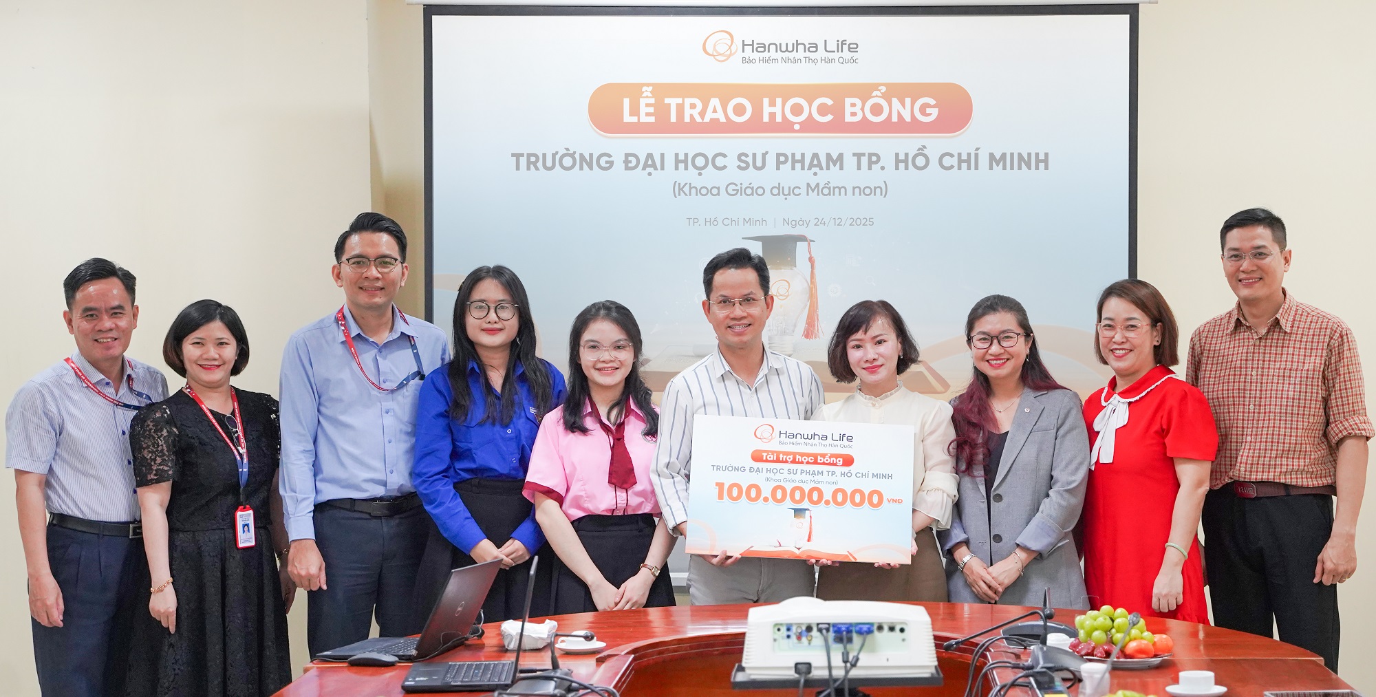 Hanwha Life trao học bổng 100 triệu đồng cho Đại học Sư phạm TP. Hồ Chí Minh